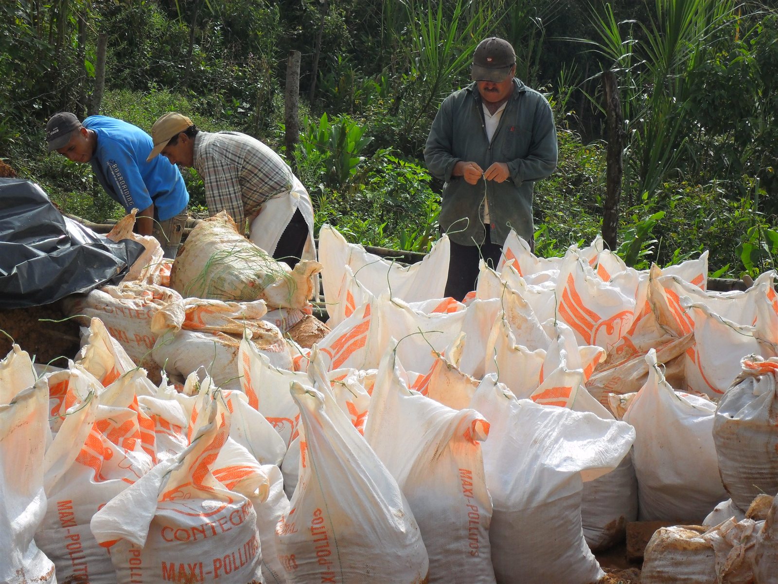 Trabajadores preparando sacos con material para estabilizar el terreno