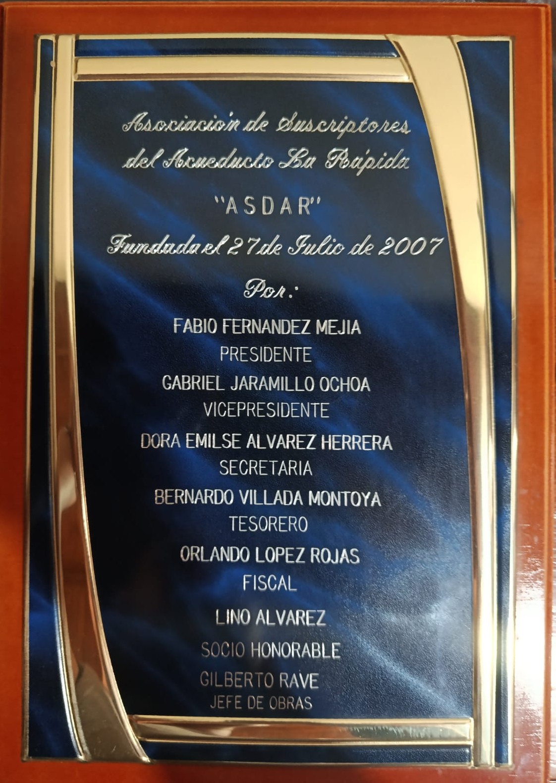 Placa conmemorativa de la fundación de ASDAR el 27 de julio de 2007